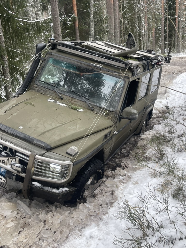 Зимняя эвакуация автомобиля в заснеженном лесу