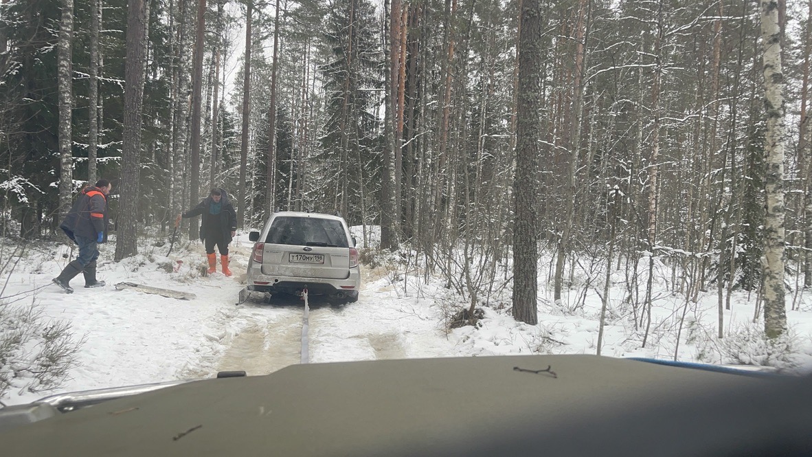 Эвакуация автомобиля с заснеженной лесной дороги